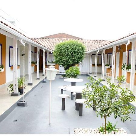 Hotel Gandhi Жакутинга Екстериор снимка